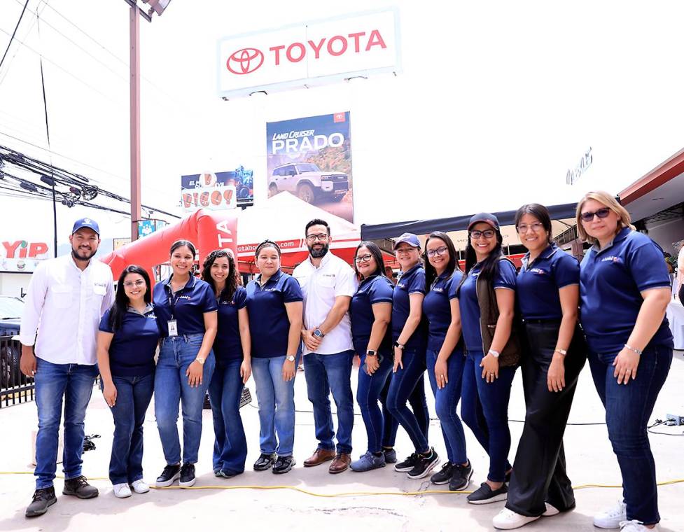 Grupo Flores celebró con éxito su Bazar “Creciendo Juntos”, una iniciativa realizada en las instalaciones de Corporación Flores El Prado, en Tegucigalpa. Este evento, desarrollado como parte del programa Ruta 360, tuvo como propósito principal impulsar los emprendimientos de sus colaboradores, promoviendo así el talento interno de la compañía.