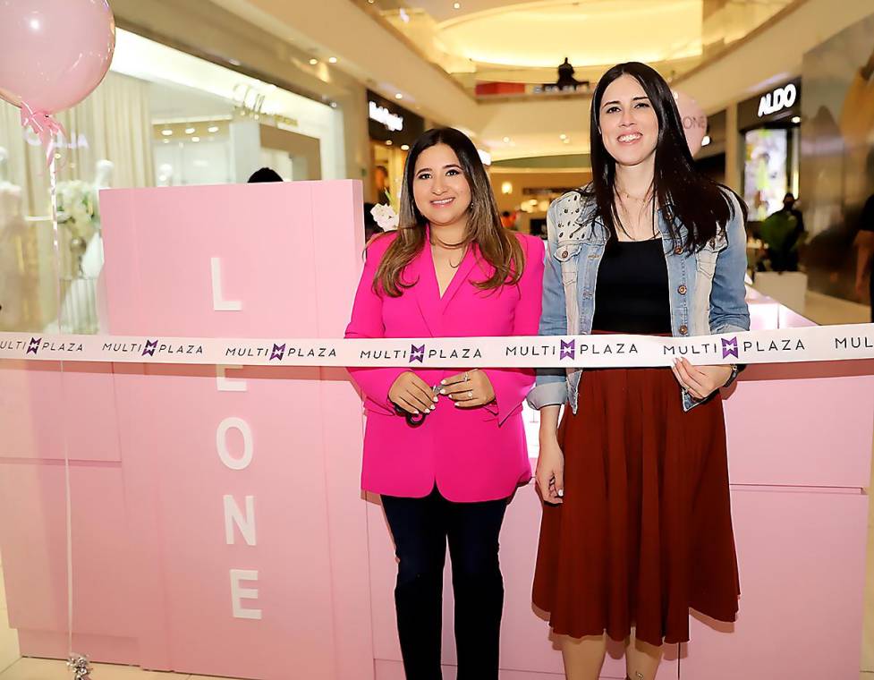 Leonie Jewelry, un emprendimiento que ha ido creciendo a lo largo de los años, llega a Multiplaza Tegucigalpa para poner al alcance del público sus diseños exclusivos y coloridos de accesorios. Anita Juárez, dueña de Leonie Jewelry, Paola Chinchilla, representante de Grupo Roble, e invitados especiales estuvieron presentes en la apertura de esta joyería , que promete brindar la mejor calidad para lucir espectacular. Anita Juárez y Paola Chinchilla.