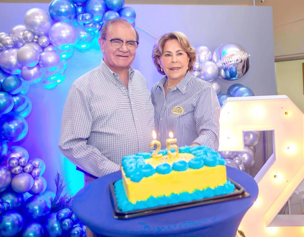 Con 25 años de historia, crecimiento y compromiso con las familias hondureñas, Supermercados Colonial dio inicio a la celebración de este importante aniversario con una Misa de Acción de Gracias, en un espacio dedicado a reconocer la trayectoria de la compañía y agradecer a quienes han sido parte fundamental de su evolución a lo largo de estos años. En la foto: Alberto Díaz Lobo y su esposa Elena Marinakys de Díaz,fundadores de Supermercados Colonial.