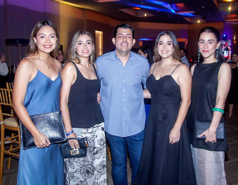 Marcas Mundiales de Honduras celebró en grande su 30 aniversario con la primera edición del Wine &amp; Spirits Experience 2025, un evento exclusivo que reunió a invitados especiales para disfrutar de una velada dedicada al sabor, la innovación y la elegancia.