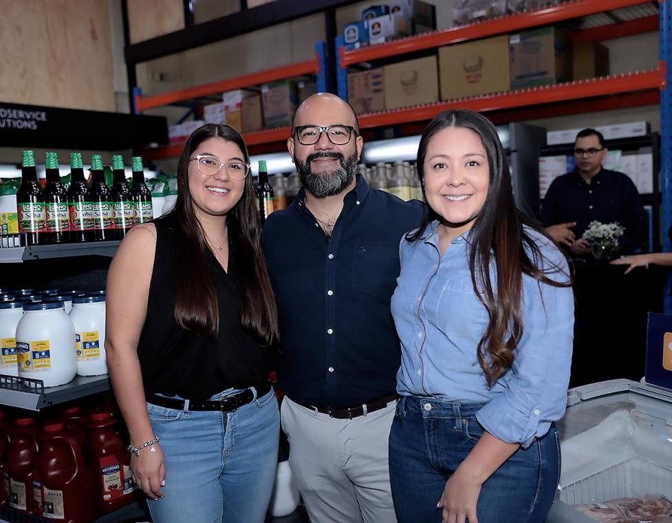 Así fue la inauguración de Belca Food Service en Tegucigalpa, una empresa especializada en la comercialización y distribución de productos gastronómicos para hoteles, restaurantes, bares y más. El evento de apertura contó con la presencia de destacados profesionales del sector, quienes pudieron conocer de primera mano la amplia variedad de productos y servicios que ofrece este establecimiento. Fue una ocasión llena de entusiasmo y oportunidades para el networking.En la foto: Paola Valverde, Ronald Peña y Priscila Monterroso.
