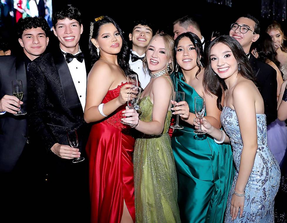 Terminar high school merece una gran celebración, y los seniors 2024 de La Estancia School festejaron a lo grande en su prom. Los jóvenes disfrutaron de su última actividad como compañeros de grado, llenando la noche de risas, lágrimas de alegría y nostalgia.