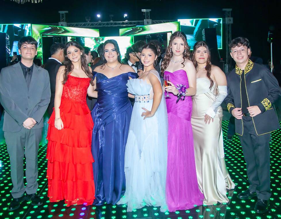 Los seniors 2026 de la Franciscan School celebraron su esperada Prom Night en el salón 6 y 7 de Copantl Convention Center. Las felicitaciones, el desfile de padres, el vals, el brindis y la música moderna fueron el complemento de la memorable noche que disfrutaron los nuevos universitarios, quienes además tuvieron un after party, luego de celebrar con familiares y amistades. La organización del evento fue obra de Rocío Garay quien junto a su equipo logró diseñar una celebración inolvidable para los graduados.