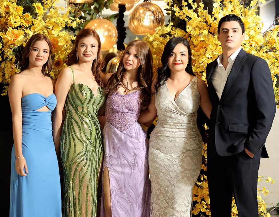 Los seniors 2025 de Dowal School vivieron una prom night llena de emoción, alegría y memorias. Rodeados de sus seres queridos, disfrutaron de una noche mágica que no solo celebró el cierre de una etapa, sino también el inicio de nuevos sueños y aventuras por venir.