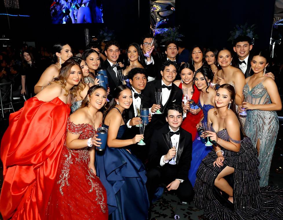 Los Seniors 2026 de Macris School vivieron una noche inolvidable en el Centro de Convenciones del Hotel Honduras Maya, celebrando junto a familiares y amigos el cierre de una importante etapa. Entre música, selfies, brindis y emotivos recuerdos, los nuevos graduados disfrutaron de una velada llena de alegría y emociones que se prolongó hasta el amanecer, quedando grabada para siempre en sus corazones.