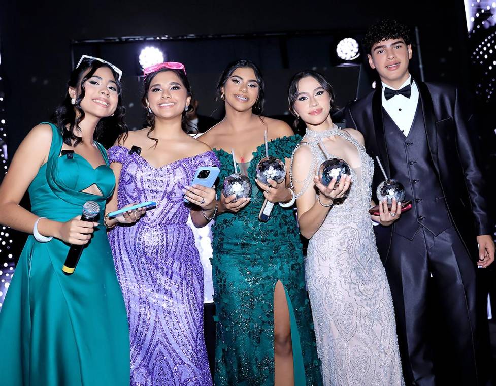 Los seniors 2025 de la Mayan School celebraron su prom night con una fiesta temática disco que deslumbró por completo. Entre luces brillantes, música vibrante y mucho estilo, vivieron una noche mágica llena de emoción, diversión y momentos que quedarán grabados en su memoria para siempre.