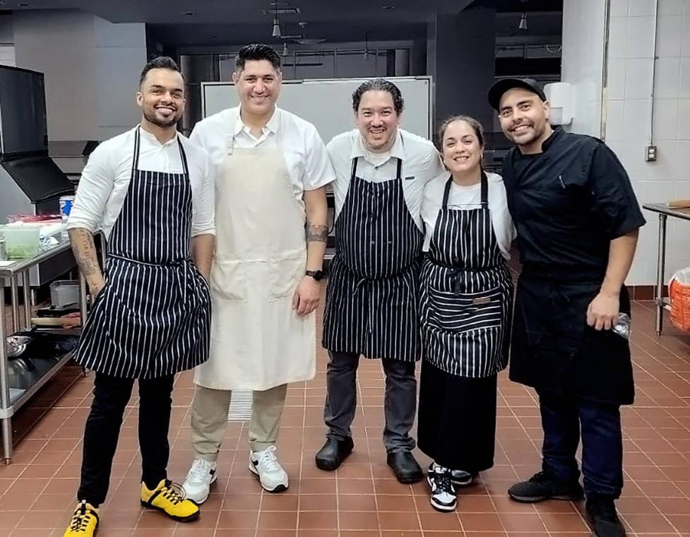 Los chefs Carlos Espinal, Israel Navarro, Javier Kee Ham, Ali Pavón y José Luis Escalante están a cargo del menú Sabores Ancestrales que se servirá en la Dîner Gastronomique Diplomatique organizada por la Embajada de Honduras en Francia y la Asociación Monegasca Iberoamericana, AMI