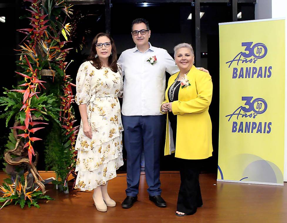 Nidia Manzanares, gerente corporativo de mercadeo y comunicaciones de Banpais con Gustavo Larach curador e historiador y la pintora Pamela Letona, presidenta de AMAH.
