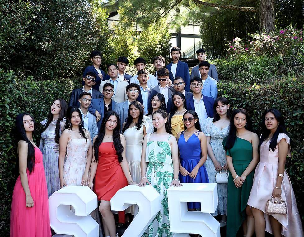 Los seniors 2025 de Hillcrest School celebraron con emoción su tradicional brunch, disfrutando de un delicioso menú en un ambiente lleno de recuerdos y camaradería. El evento tuvo lugar en La Cumbre, donde los jóvenes llegaron entusiasmados y listos para vivir una velada inolvidable. La celebración estuvo marcada por risas, anécdotas y la emoción de estar cada vez más cerca de su graduación.