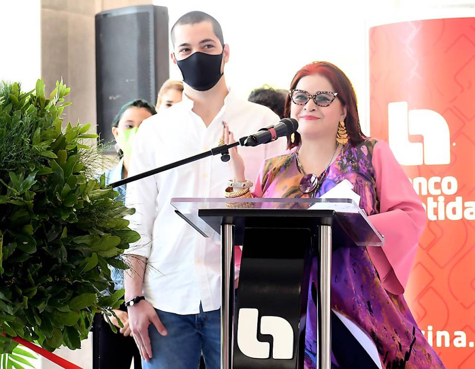 La maestra de arte Carolina Carias junto a uno de sus alumnos Jymy Frech, dieron la bienvenida a la tradicional exposición.