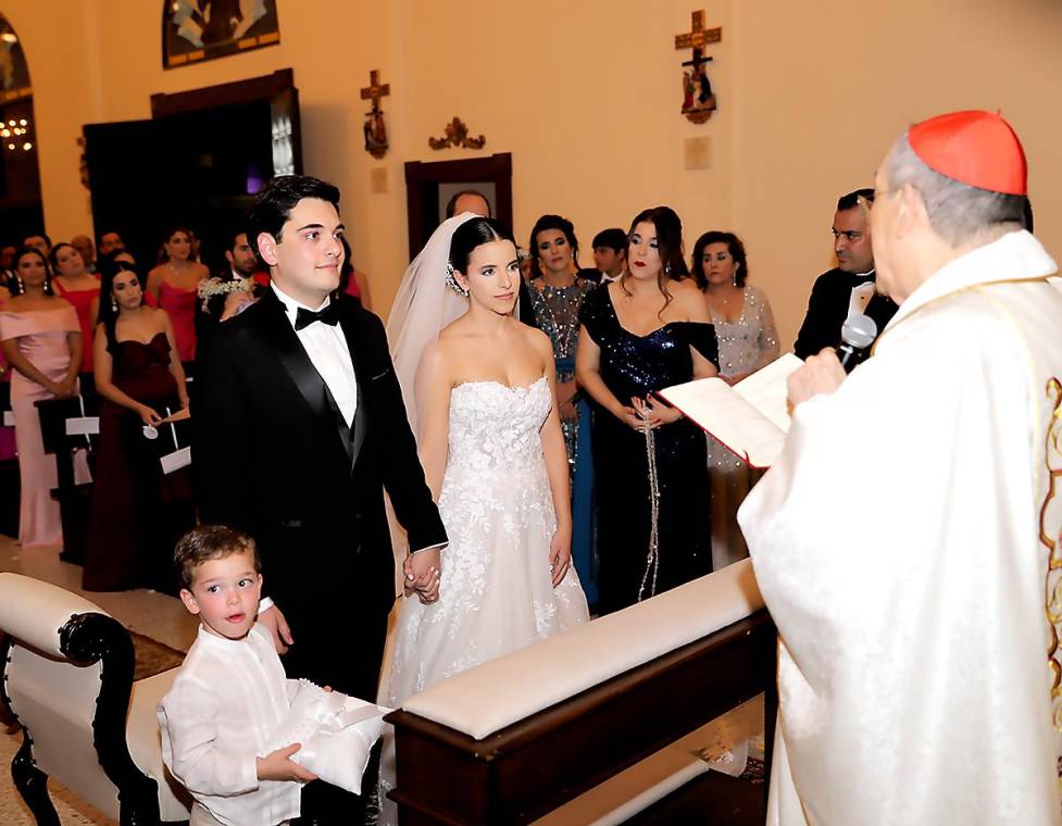 Con mucha emoción, Steven Frech e Isabella Zacapa llegaron al Templo San Judas Tadeo a sellar su compromiso matrimonial con una hermosa ceremonia llena de cantos, mensajes y alegría.