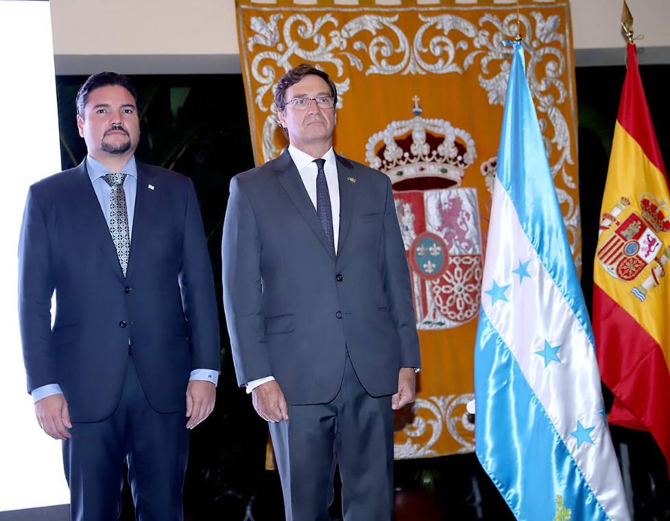 Entre brindis, amistad y música, la residencia del embajador se vistió de gala para honrar los lazos entre España y Honduras. Javier Bu Soto, actual secretario de Relaciones Exteriores de Honduras, y Diego Nuño García, embajador de España en Honduras, oficiaron los actos protocolarios.