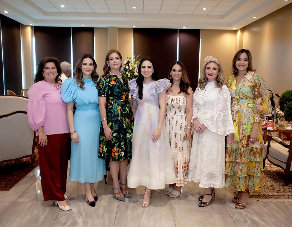 Audelia Dabdoub, Blanca Hawit, Ruth Marie Sabillón, la homenajeada Camille Hawit, Elsa Leiva y Melissa Garza