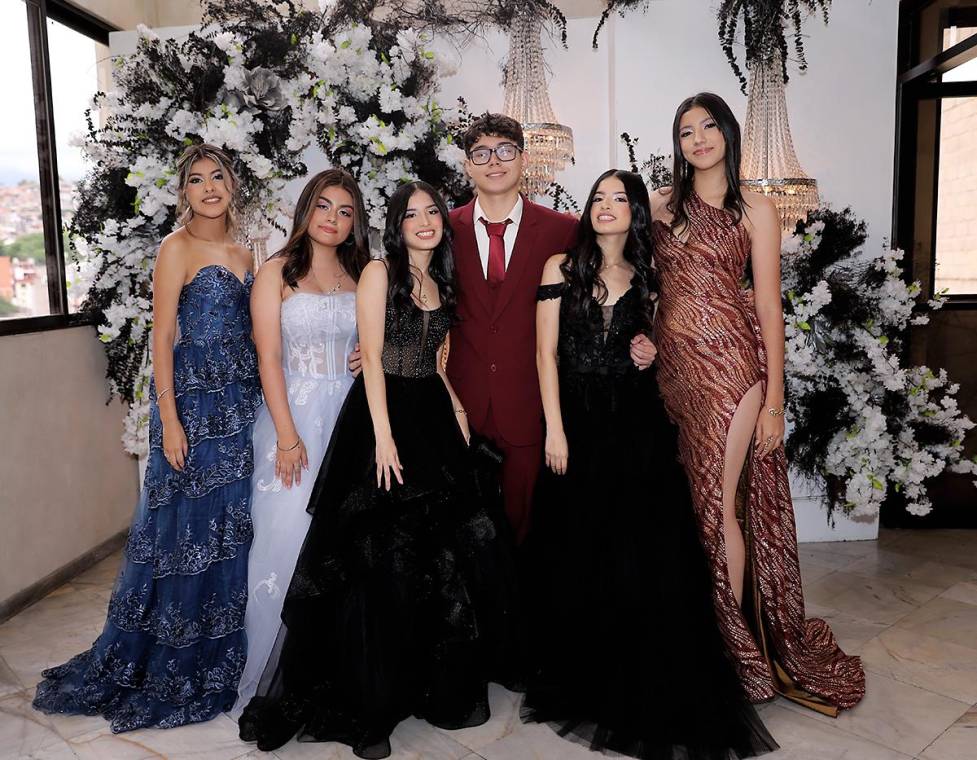 Llegó la noche que los seniors 2024 de Nashville School estaban esperando: su prom. Vestidos de gala, los jóvenes arribaron al Hotel Honduras Maya para disfrutar de una velada inolvidable. Rodeados de familia y amigos, celebraron su última actividad juntos como grupo, creando recuerdos que llevarán consigo mientras se embarcan en nuevos horizontes.