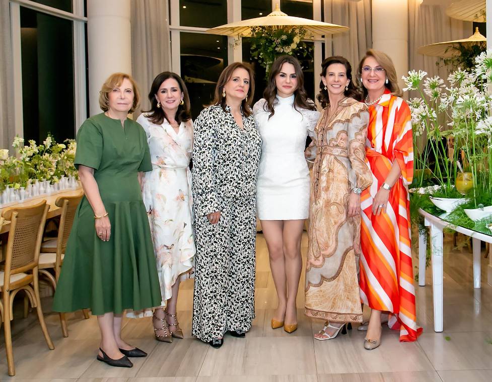 Gabriela Maalouf Chamoun con las oferentes de su bridal shower: Samira, Malake, Raymunda y Samia Maalouf.