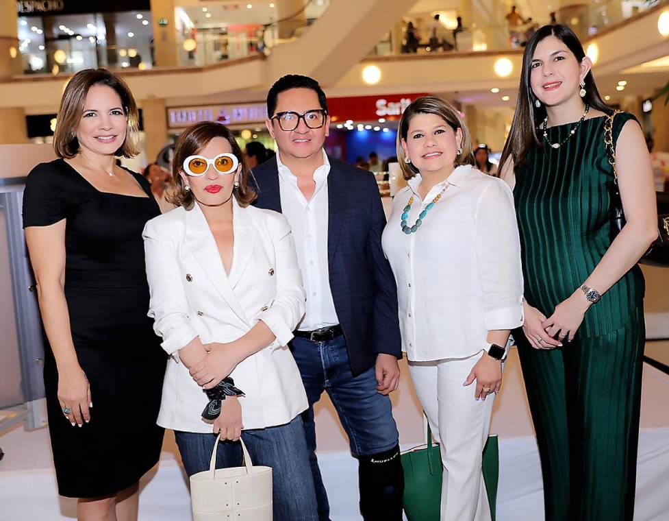 Tatiana Zelaya, Blanca Bendeck, Miguel Chong, Andrea Carminals y Mariel Rivera.