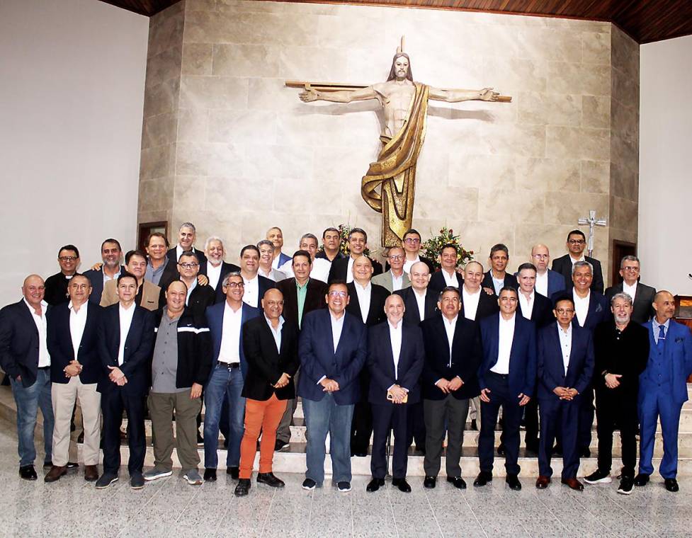 La promoción 1984 del Instituto San Miguel conmemoró con emoción sus 40 años de graduación. La celebración comenzó en la capilla de su querida escuela, donde participaron en una solemne misa llena de recuerdos y gratitud. La jornada continuó al día siguiente con una divertida competencia deportiva, seguida de un cálido almuerzo de celebración que reunió a antiguos compañeros en un ambiente de alegría y camaradería. Una ocasión inolvidable para revivir memorias y fortalecer los lazos que el tiempo no ha logrado romper.