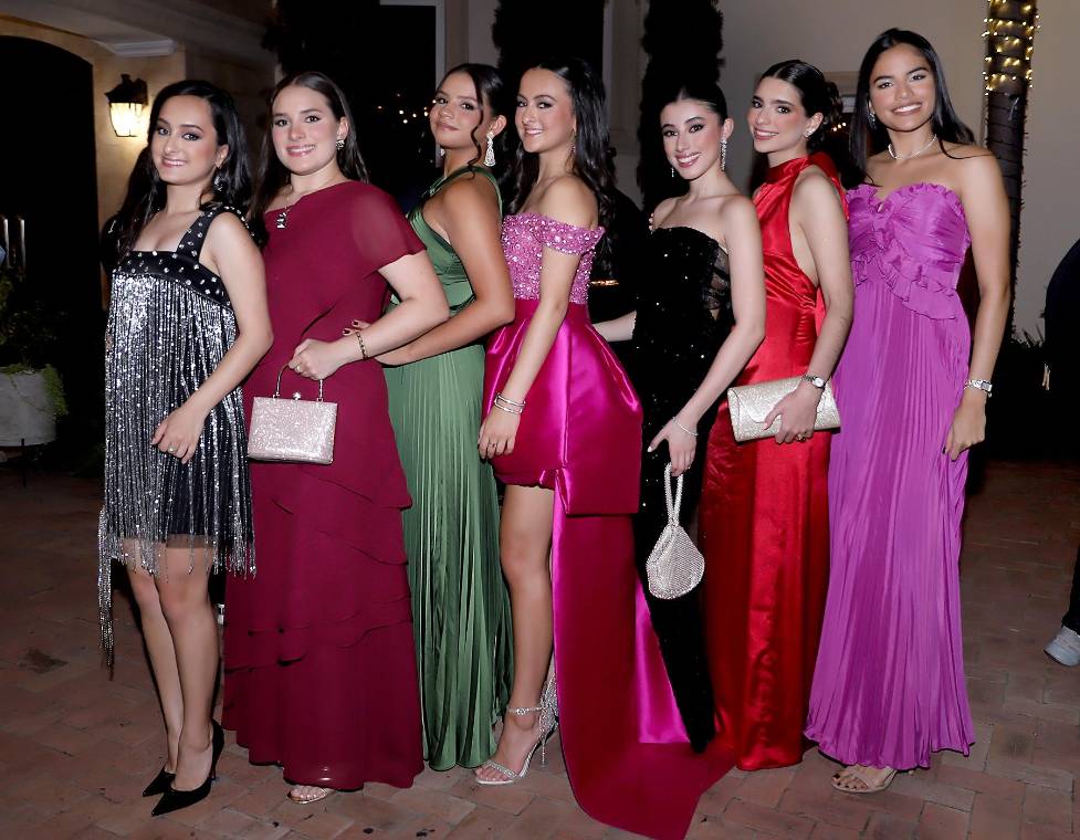 Los seniors 2026 de la American School of Tegucigalpa vivieron una velada inolvidable durante su esperado Senior Dinner, una cita que marcó uno de los últimos capítulos de su etapa escolar. En medio de risas y fotografías los estudiantes celebraron una noche especial. En la foto: Mía Simón, Nathalie Fleming, Valería Irías, Michaela Simón, Arianna Catalán, Maxine Gernat e Isabella Noriega.