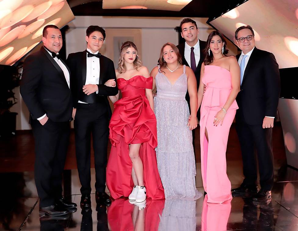 Una noche mágica se vivió en la prom de Acton School 2024, donde los seniors y sus invitados disfrutaron juntos una última vez antes de que los jóvenes se embarquen en su aventura universitaria.