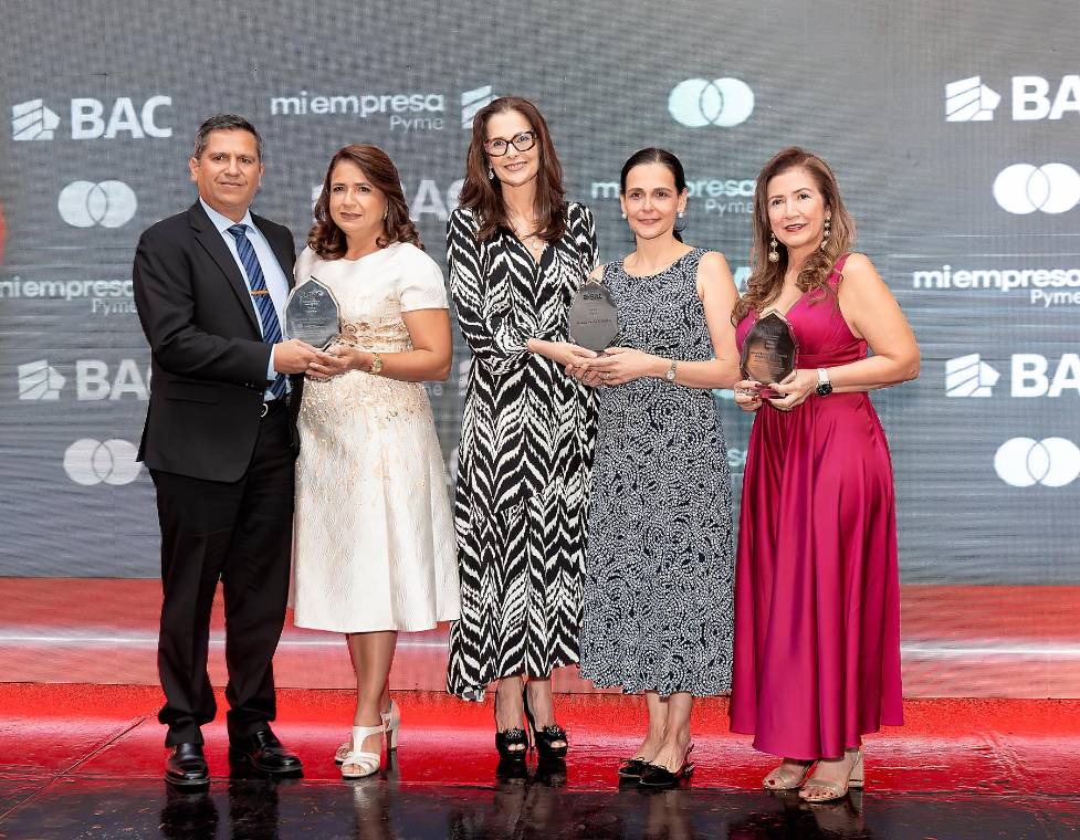 En un entorno donde las pequeñas y medianas empresas se han convertido en protagonistas del desarrollo económico del país, BAC Honduras bajo su estrategia de Triple Valor, celebró el concurso Mi Empresa Pyme, reconociendo la excelencia, innovación y resiliencia de tres organizaciones que destacan por su aporte al crecimiento nacional y regional. En la foto: Víctor Perelló, Silvia Santos, Ileana y Andrea Giudicelli, y Edith Molina.