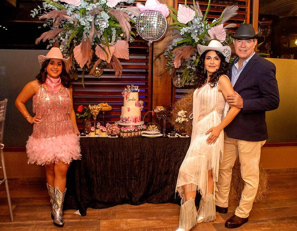 Una noche llena de magia y alegría fue la que disfrutó Claudia Kattán de Jordán, acompañada por sus amigas, quienes atendieron la invitación para celebrar su cumpleaños. El festejo se llevó a cabo en el bar del restaurante Meza 23 del Club Hondureño Árabe, donde todo se preparó para una velada inolvidable.