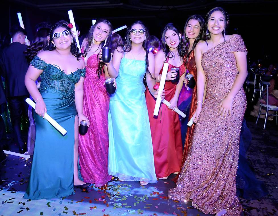 La prom 2024 de England School se desarrolló en un ambiente elegante y mágico, con una decoración deslumbrante que creó el escenario perfecto para una velada inolvidable. Fue una noche de risas, recuerdos y despedidas.