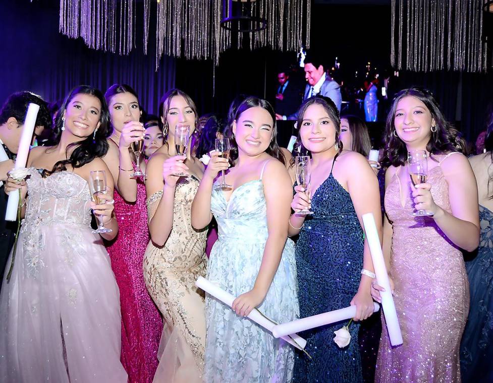Los seniors 2024 de la International School de Tegucigalpa celebraron su prom en una noche inolvidable. El evento, organizado por Virginia Cárcamo, fue el escenario perfecto para que los estudiantes se despidieran de su etapa escolar rodeados de familiares y amigos. Entre risas, bailes y brindis, los jóvenes disfrutaron de una velada llena de momentos especiales que quedarán grabados en sus corazones.