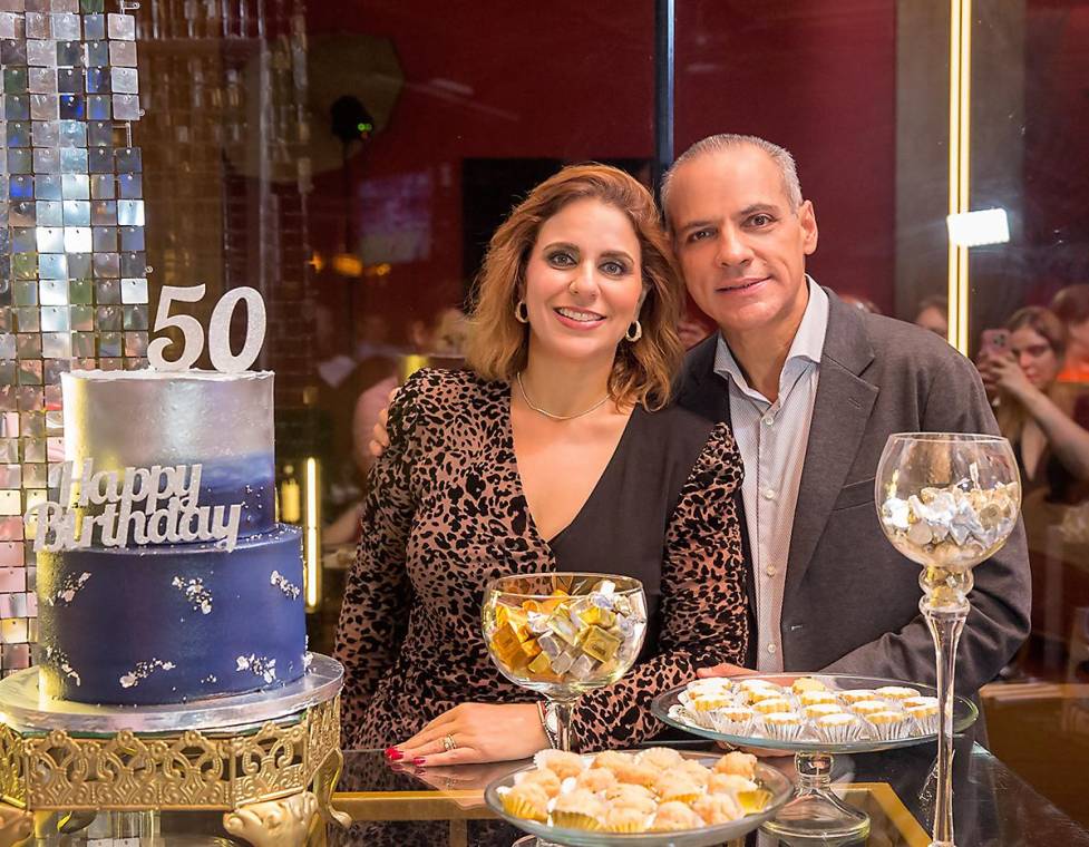 Los 50 años de José Fernando Boadla Handal se celebraron por todo lo alto con una fiesta inolvidable organizada por su esposa Suad Diban y sus hijos Fernando, Valerie, Camila y Raquel Boadla. Cada detalle de la noche reflejó el amor y la complicidad de su familia, creando un momento único y lleno de recuerdos.¡Mira toda la galería del evento a continuación. En la foto: Suad Diban y el cumpleañero José Boadla