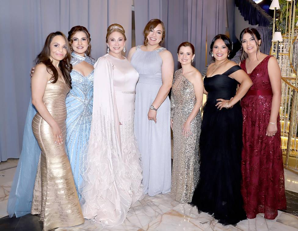 La llegada de los invitados marcó el inicio de una noche inolvidable en la fiesta de los Seniors 2026 de la Academia Los Pinares. Familiares y amigos desfilaron con elegancia, luciendo sus mejores atuendos y uniéndose a una velada llena de estilo, entusiasmo y grandes expectativas para una celebración única.