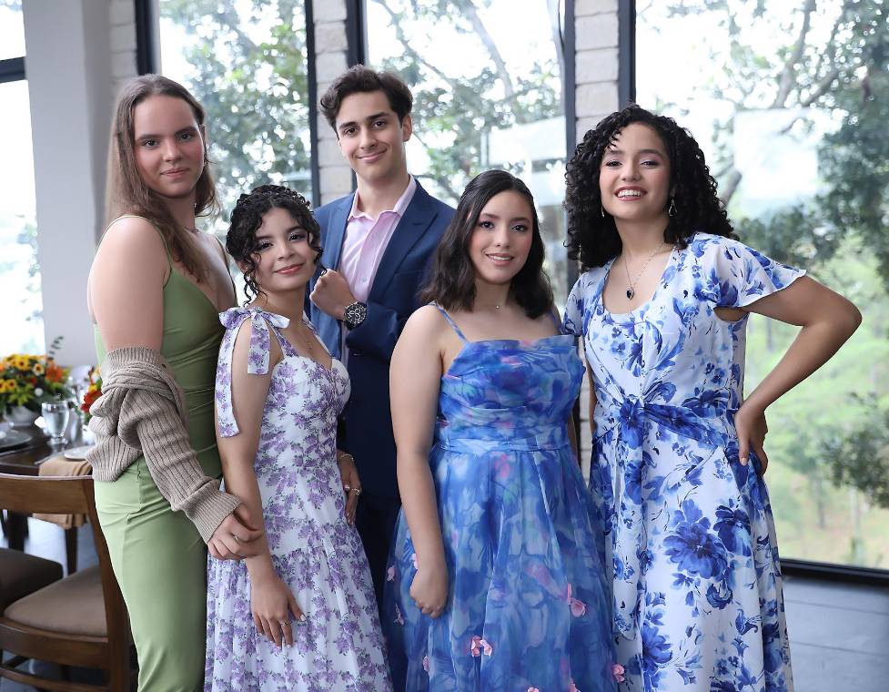 El restaurante La Cumbre se convirtió en el escenario perfecto para el Senior Breakfast 2026 de Dowal School. Entre naturaleza y risas que se mezclaban con el clima fresco de la mañana, los estudiantes disfrutaron de un encuentro lleno de nostalgia y buena vibra. Fue una ocasión especial para revivir recuerdos, celebrar las amistades que marcaron su paso por high school y crear nuevos momentos antes de cerrar esta etapa tan significativa.