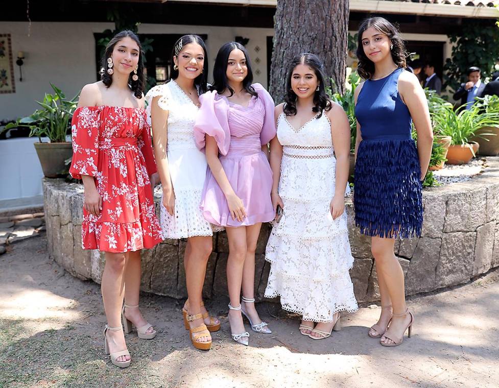 Los seniors de Antares y Aldebarán se reunieron en Valle de Angeles, para celebrar su tradicional lunch, emocionados llegaron listos para pasar una tarde inolvidable, disfrutarón de un exquisito menú, muchas selfies y lindos recuerdos. Isabel Castellanos, Luciana Wing, Maria Caballero, Dominique Martel y Abby Fernández
