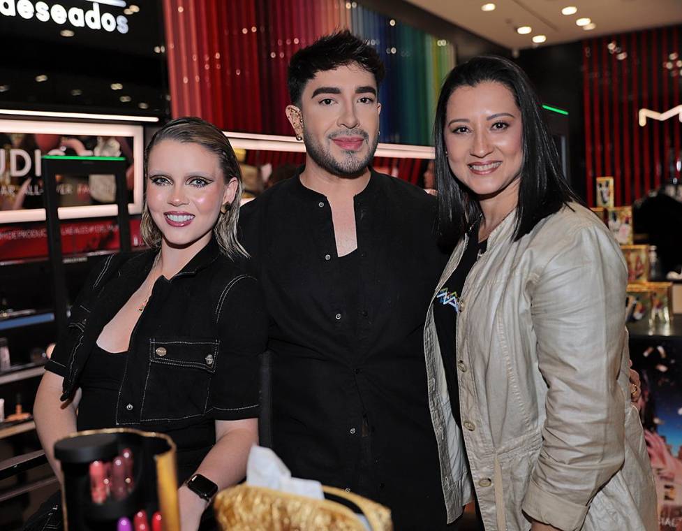 La magia de las fiestas llegó antes de tiempo con un evento que brilló tanto como las estrellas. M·A·C Cosmetics y Revista Estilo inauguraron la temporada navideña con Gift of Gold, un encuentro exclusivo que deslumbró a los amantes de la belleza y el estilo en Multiplaza Tegucigalpa. Cecilia García, Heber Montoya y Marisol de Pierrefeu.