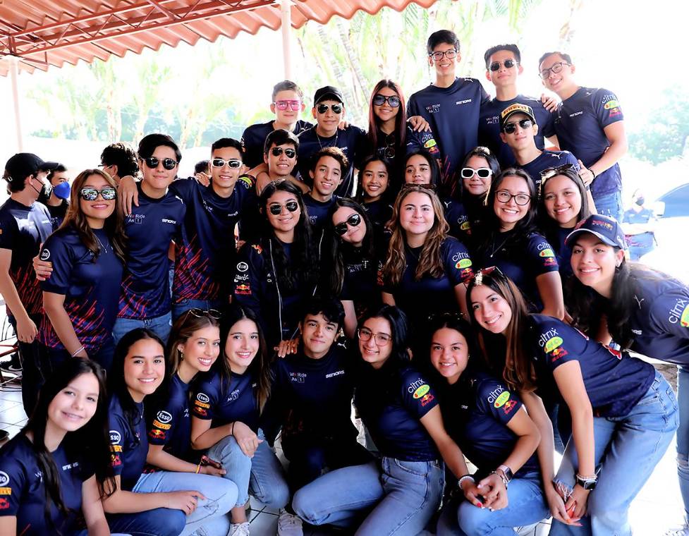 Los senior 2023 de DelCampo School comenzaron su último año de secundaria con una vibrante celebración.