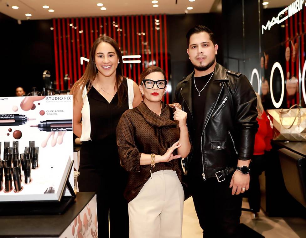 Con el objetivo de presentar el nuevo STUDIO FIX FACE PEN, MAC Cosmetics y Revista Estilo realizaron el evento Coffeine Fix donde los invitados disfrutaron una tarde llena de los deliciosos sabores del café y los productos de MAC Cosmetics en Multiplaza, Tegucigalpa. En esta foto: Lucía García Alvarenga, Blanca Bendeck y Gerardo Barrientos.