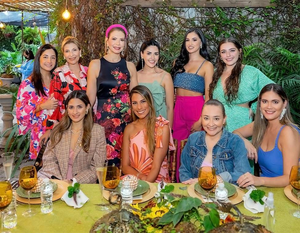 Casa Petitpuá fue el escenario de la charla “Prosecco, Bienestar y Conversación”, por Thálassa Spa Boutique. El evento contó con la presencia de influercers destacadas del país, así como de la invitada especial Karla Toledo, asesora de imagen y etiqueta, quien habló sobre los accesorios de joyería y estilo. Asimismo, hubo una estación de Thálassa para que las asistentes pudieran experimentar con una masaje en silla ergonómica. Gaby Montoya, Florencia Bertrand, Karla Toledo, Cecilia Bertrand, Ana Alvarenga, Mari Bardaji, Rina Betancourt, Renata Espinal, Viviana Mena y Marisa Chávez.