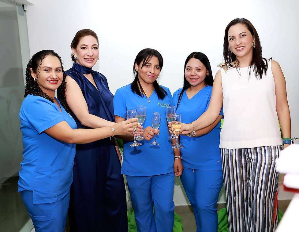 Vida Clínica Estética inauguró sus puertas con una elegante apertura, destacando una emotiva interpretación de violín y la bendición del padre. El evento brindó a los asistentes la oportunidad de descubrir las diversas experiencias que esta clínica ofrece. La clínica se encuentra en el moderno edificio Corporativo Guijarros, brindando a los pacientes un ambiente acogedor para sus tratamientos estéticos. Wendy Pineda, Ileana Leyva, Saidy Rodríguez, Génesis Iaguirre y Sara de Rivera.