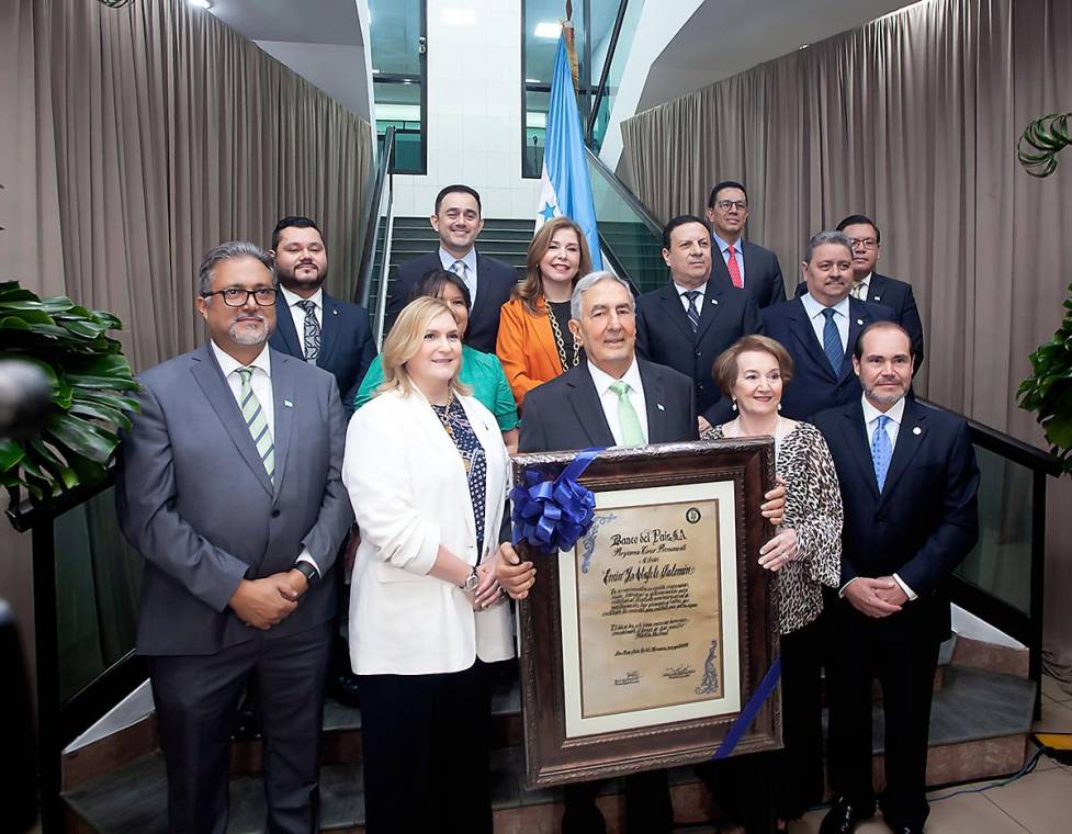 Banpaís honra a Emín Abufele como Abanderado 2024 en su Programa Cívico Permanente