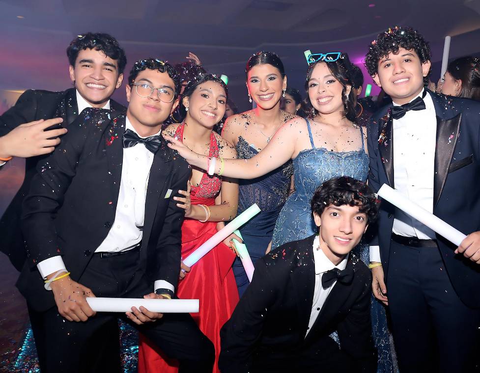Los seniors 2026 del Liceo Franco Hondureño disfrutaron de su fiesta de graduación llena de música, baile y momentos que quedarán para siempre en sus corazones. Rodeados de sus seres queridos, celebraron el cierre de una importante etapa de sus vidas.