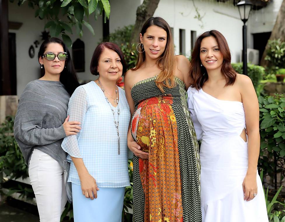 El próximo nacimiento de Ethan Paul, el segundo hijo de Ana Rocío Merriam- Peabody fue el mejor de los motivos para celebrar en un cálido brunch que reunió a un íntimo y querido grupo de amigas y familiares. En la imagen la feliz mamá rodeada de Marielos Barahona, Ana Merriam y Adriana Callejas- Merriam.