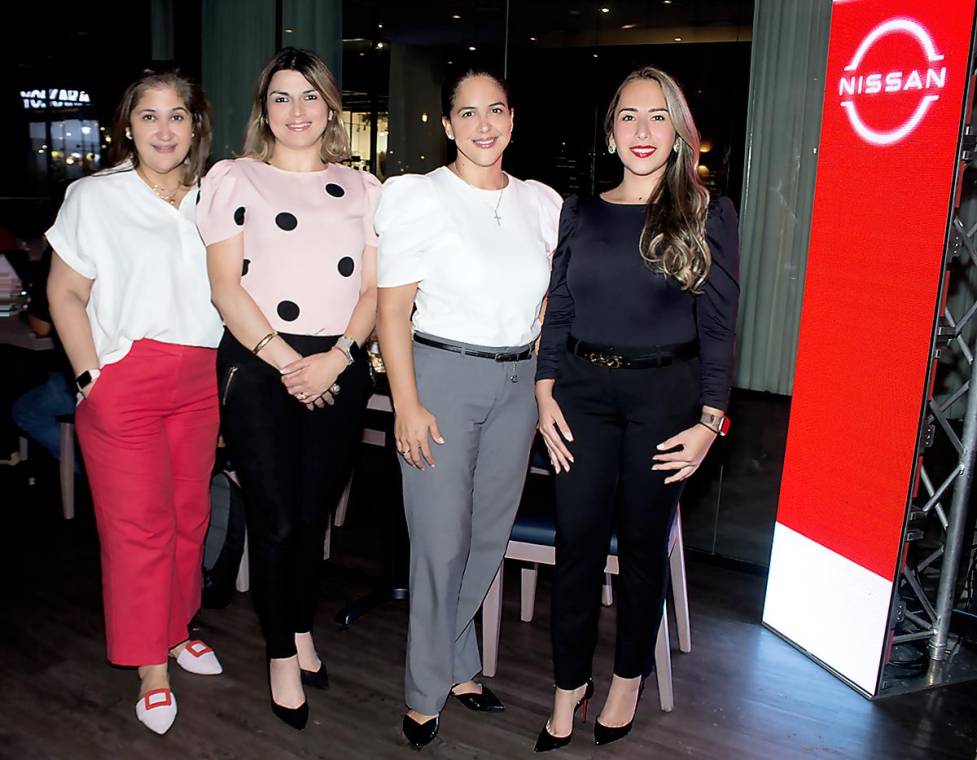 Isabel Díaz, Rosa Montoya, Doris River, del Grupo Opsa con Diana Pineda de Nissan.