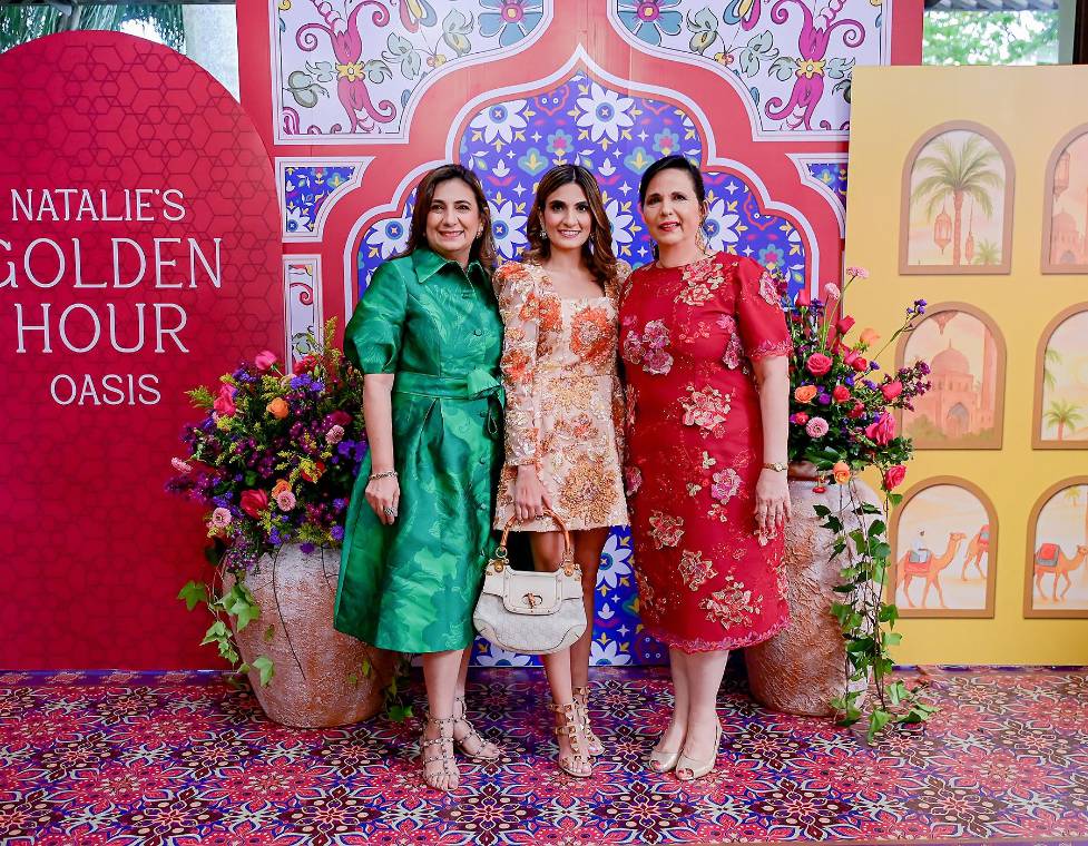 La familia Abuid Musleh ofreció a Natalie Mitri una elegante despedida de soltera en Meza 23 del Club Hondureño Árabe, donde la futura señora Abuid disfrutó de un emotivo encuentro al atardecer, entre juegos, buenos deseos y gratitud por su próximo matrimonio. Giselle Gabrie de Mitri, la homenajeada Natalie Marie Mitri con Sally Musleh de Abuid, oferente del encuentro.