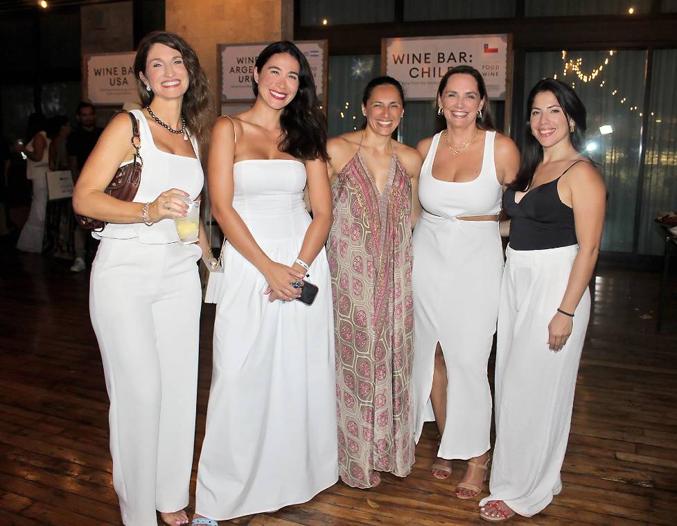 Así se vivió el día 1 del Roatán Food and Wine Festival 2026, una noche donde el paraíso se llenó de sabor y sofisticación. Presentado por Kimpton Grand Roatán, el evento reunió a chefs de talla mundial, mixólogos y una exquisita selección de gastronomía, vinos y cocteles frente al mar de West Bay Beach. En la foto: Nicole McNab, Fadia Hynds, Damara Galindo, Jeniffer Jones y Ruth Hynds.