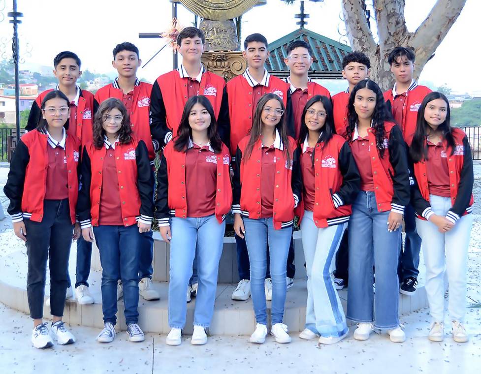 Con mucha emoción y alegría, los seniors 2025 de San Francisco de Sales School celebraron su last first day de secundaria. Su primera parada fue en la Basílica de Suyapa, donde tuvieron una Eucaristía en honor a su último año escolar y después compartieron un acogedor desayuno. Al finalizar, los jóvenes abordaron carros decorados con bengalas de colores, pancartas y globos, y se dirigieron a su escuela, donde fueron recibidos por alumnos, maestros, padres de familia y un divertido carnaval.