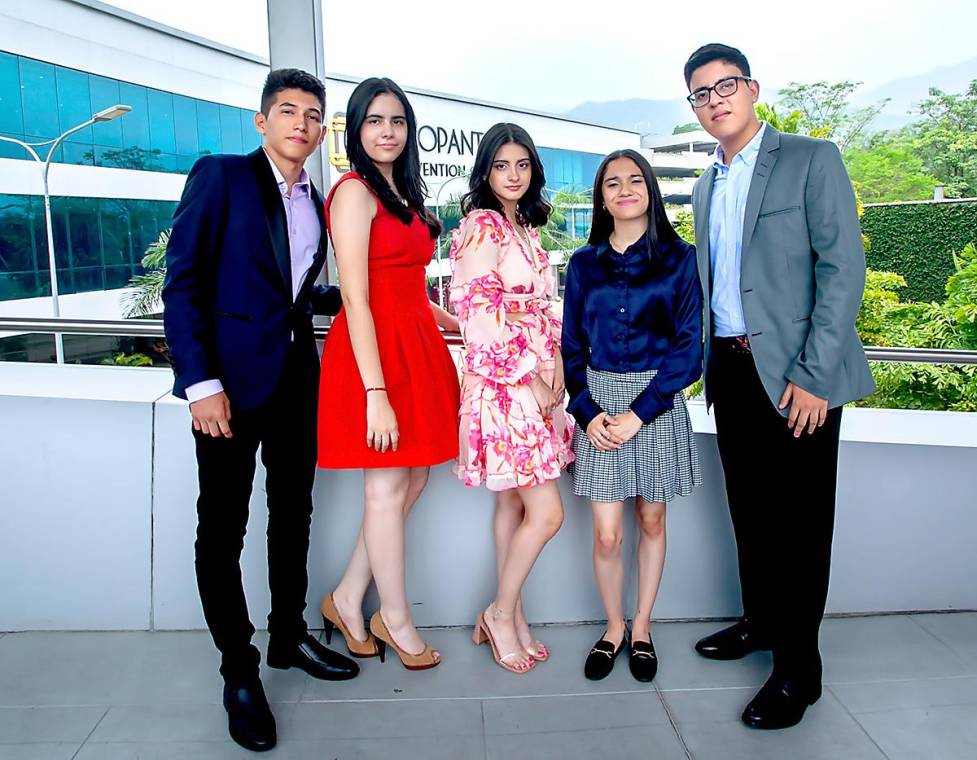 Con rostros de alegría, así llegaron los 22 seniors de la generación 2023 de la Escuela bilingüe Gran Comisión al desayuno organizado por el comité de padres de familia. Para la ocasión eligieron el salón Trujillo del hotel Copantl, acondicionado con mesas estilo imperial para que los futuros bachilleres bilingües en ciencias y humanidades pudieran compartir de su último encuentro como estudiantes de secundaria. Christopher Aguilar, Marjorie Baide, Ana Rojas y Nathalia Solís y Joseph Gutiérrez.