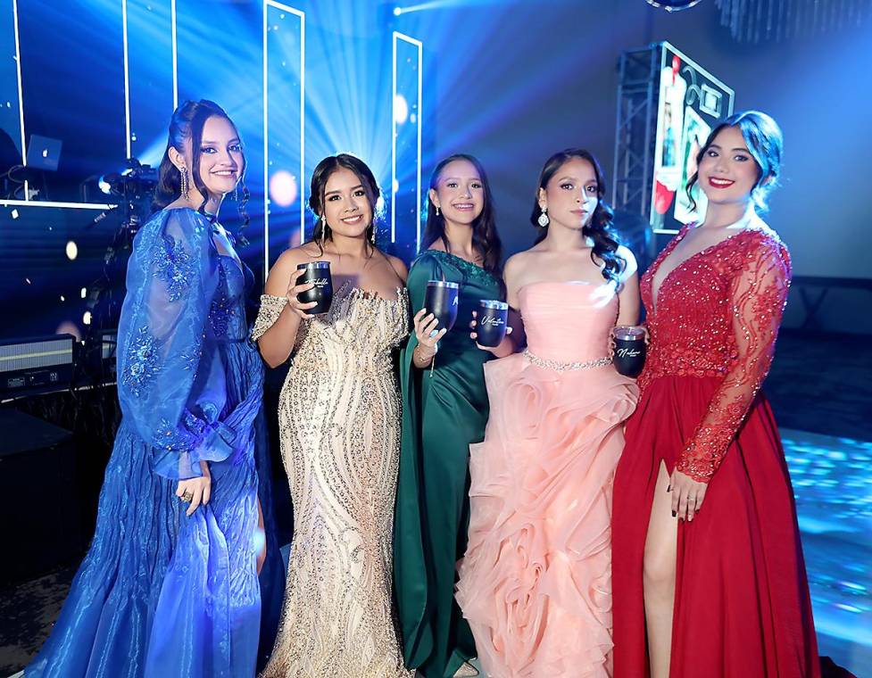 Una noche mágica e inolvidable vivieron los seniors 2025 de Intercontinental School durante su prom. Con elegantes atuendos y muchas sonrisas, los estudiantes desfilaron hacia la pista acompañados de sus padres, listos para celebrar el cierre de una etapa y dar la bienvenida a nuevos comienzos. Entre risas, abrazos y buena música, la emoción fue la gran protagonista de la velada.
