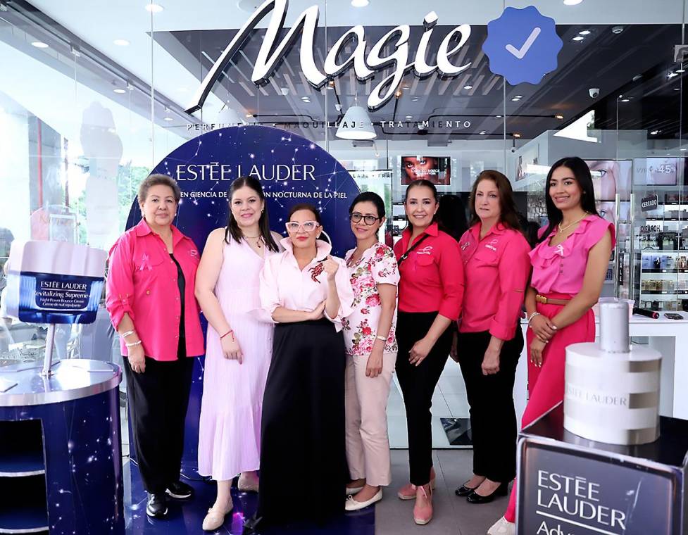 El mes de octubre se pinta de rosa y Perfumería Magie se suma a la causa junto a Estée Lauder, reafirmando su compromiso con la lucha contra el cáncer de mama. En el marco de esta iniciativa, ambas marcas inauguraron el Mes Rosa con una actividad en la que las invitadas crearon llaveros con charms personalizados. El evento contó con la presencia de representantes de la Fundación Hondureña Contra el Cáncer de Mama (FUNOHCAM) y de valientes sobrevivientes, quienes inspiraron a todas con sus testimonios. Durante octubre, Perfumería Magie invita a sus clientes a unirse a esta campaña solidaria que busca recaudar fondos para que personas de bajos recursos puedan acceder a pruebas de detección temprana y tratamientos a través de FUNOHCAM.