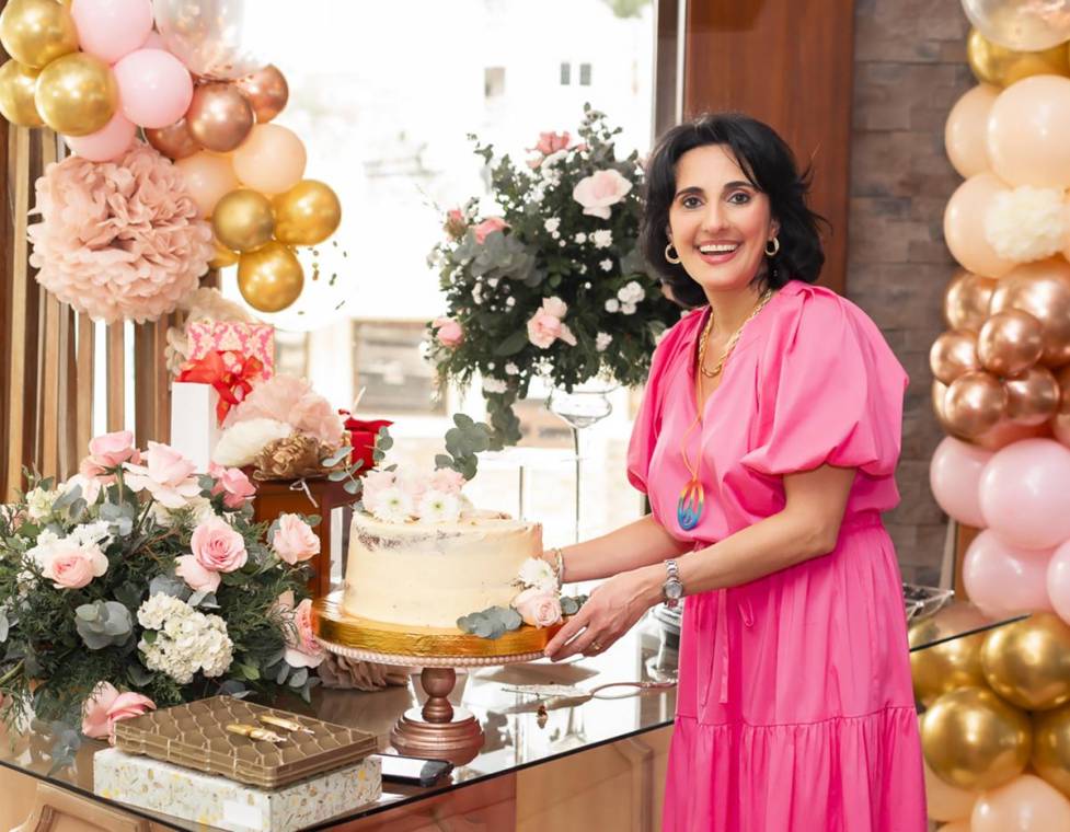 En un ambiente cuidadosamente decorado con globos y hermosos arreglos florales, sobre mesas circulares elegantemente vestidas, se llevó a cabo la celebración de Johana Jaar de Faraj. El evento fue organizado con esmero por su esposo, Alejandro Faraj, y sus hijas, Jinette, Judith y Johana Alejandra Faraj, quienes, aunque residen en Carolina del Sur y no pudieron asistir, se aseguraron de que cada detalle fuera perfecto.