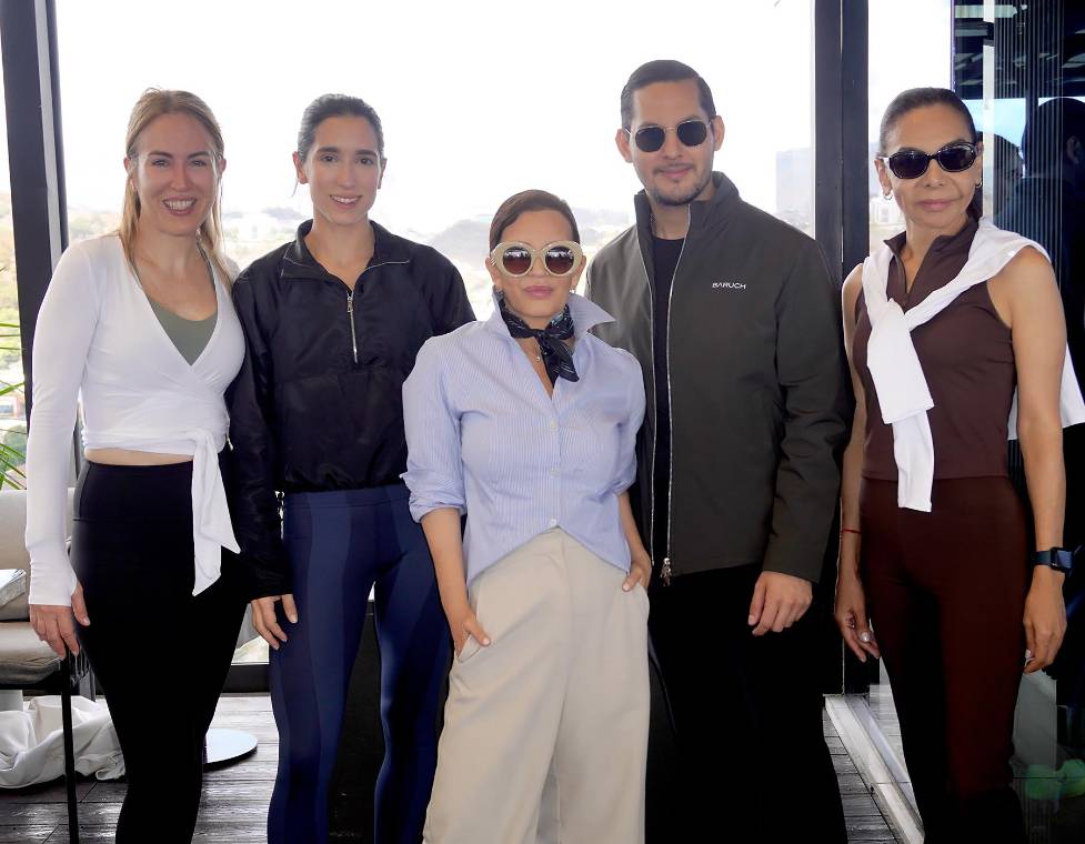 Zielo Rooftop se convirtió en el escenario perfecto para Barre and Brunch: Move with Grace in Balance, una experiencia presentada por Revista Estilo y BARUCH pensada para conectar cuerpo y mente en un ambiente sofisticado y relajado. Con una vista privilegiada a la ciudad, las asistentes participaron en una clase de barre dirigida por la coach Natalia Loyd. Al finalizar, disfrutaron de un brunch de cuatro tiempos, un espacio ideal para compartir, relajarse y extender la experiencia en compañía