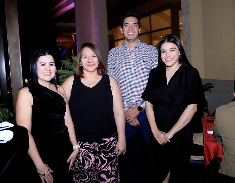 BMW y BAC ofrecieron una velada inolvidable a sus clientes exclusivos en Tegucigalpa, combinando el lujo automotriz con una propuesta gastronómica internacional en la experiencia denominada “Dine Around”. En la foto: Carolina Carbajal, Karlina Gutiérrez, Hugo Flores y Brenda Pérez.