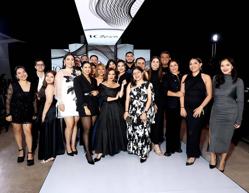 Los invitados del día 2 de BAC Estilo Moda 2025 vivieron una noche espectacular, disfrutando de las pasarelas que presentaron las propuestas Spring/Summer 2026 de talentosos diseñadores hondureños. Una velada que celebró creatividad, estilo y el poder de la moda nacional.